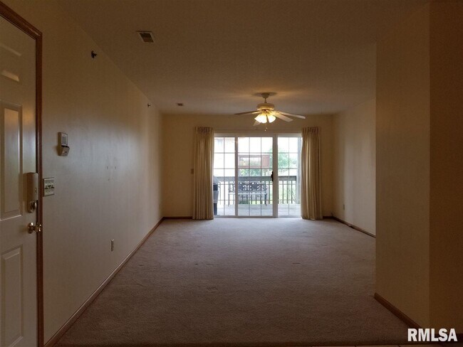 3031 Holiday Ct, Unit 8 in Bettendorf, IA - Building Photo - Building Photo