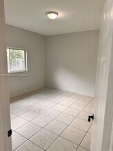 2471 NW 98th St in Miami, FL - Building Photo - Building Photo