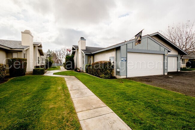 5905 Auburn Oaks Dr in Bakersfield, CA - Building Photo - Building Photo