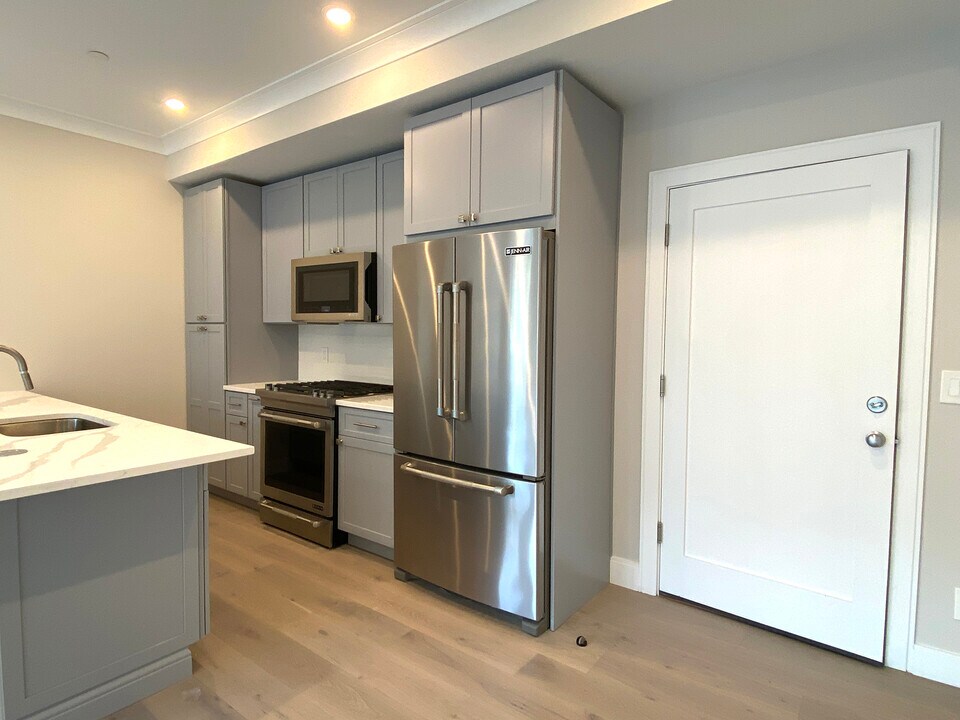 32 Cummins Hwy, Unit 6 in Boston, MA - Building Photo