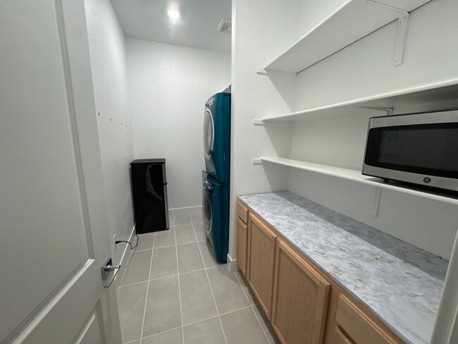 8107 Lamplight Dr in Tracy, CA - Foto de edificio - Building Photo