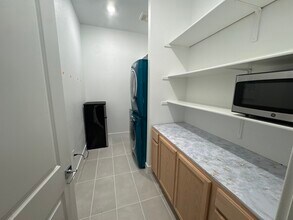 8107 Lamplight Dr in Tracy, CA - Foto de edificio - Building Photo