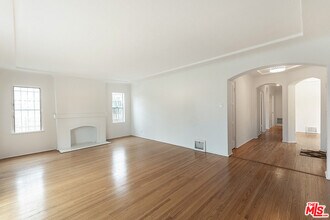 367 N Kings Rd in Los Angeles, CA - Building Photo - Building Photo