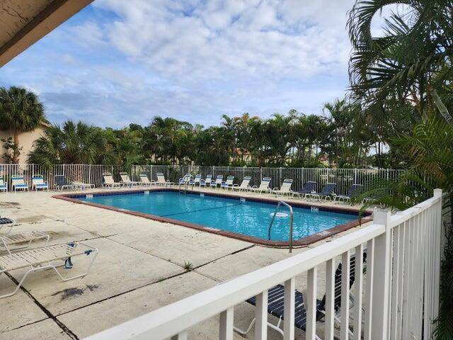 700 Nottingham Cir-Unit -B in Greenacres, FL - Foto de edificio