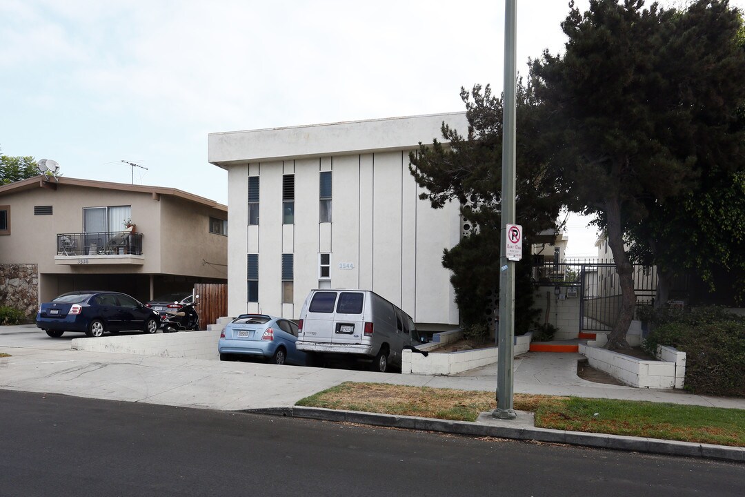 Vinton Royal Apartments in Los Angeles, CA - Building Photo