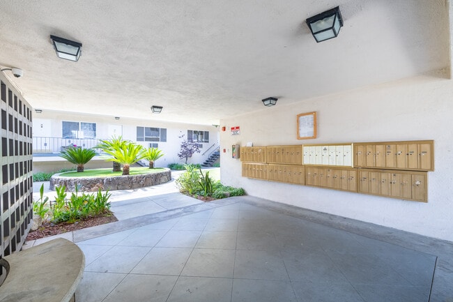 The Palms Apartments in Van Nuys, CA - Foto de edificio - Building Photo