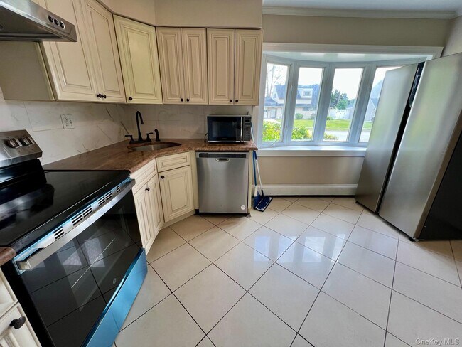 51 Friendly in Hicksville, NY - Building Photo - Building Photo