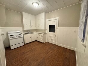 214 W 9th St in Newton, KS - Building Photo - Building Photo