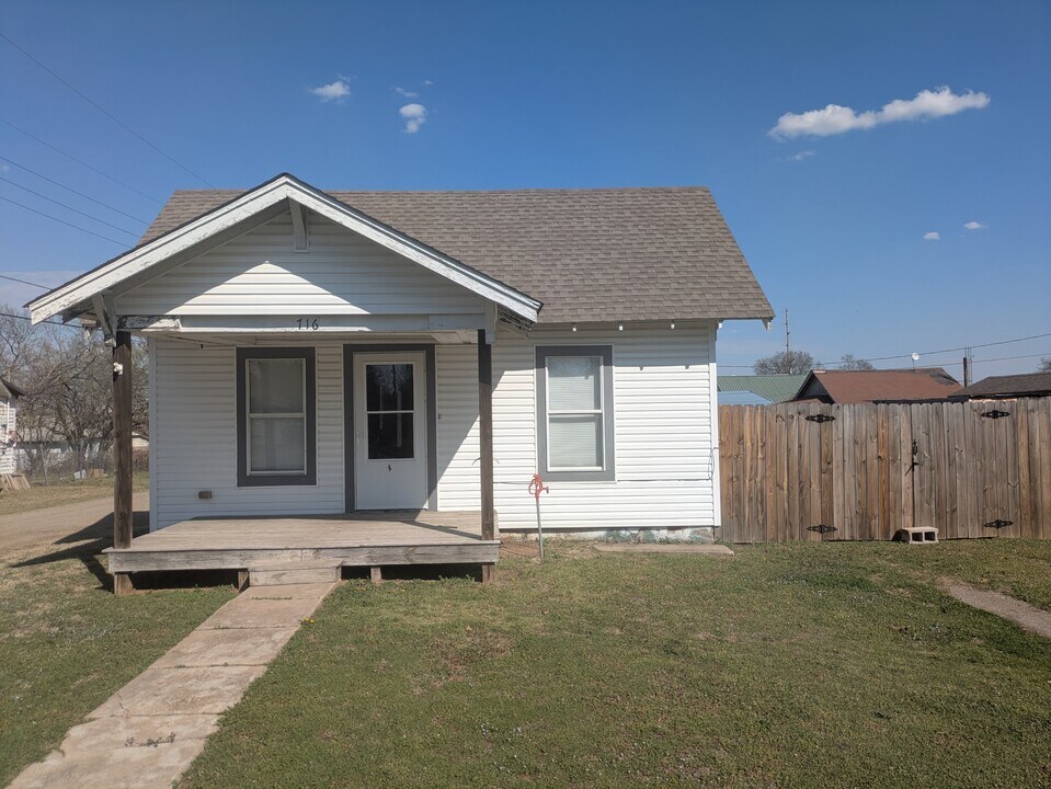 716 S Steele Ave in Cushing, OK - Building Photo