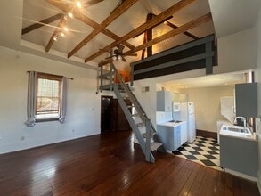 4807 Magazine St, Unit Rear in New Orleans, LA - Foto de edificio - Building Photo