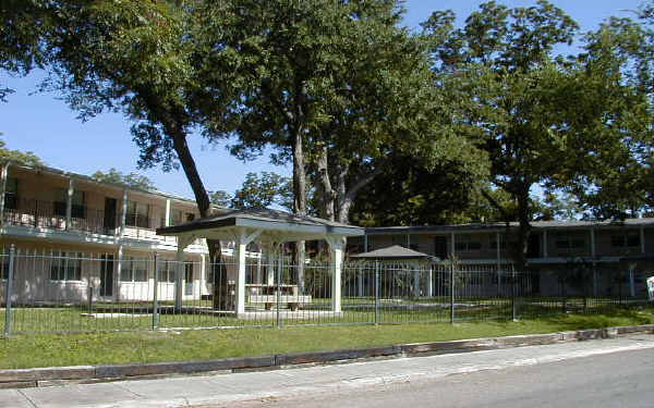 Elmhurst Place Apartments in San Antonio, TX - Foto de edificio - Building Photo