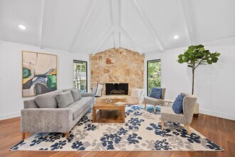 7518 Stonecliff Dr in Austin, TX - Foto de edificio - Building Photo