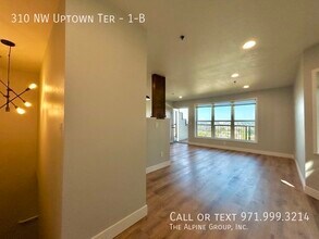 310 NW Uptown Terrace in Portland, OR - Building Photo - Building Photo