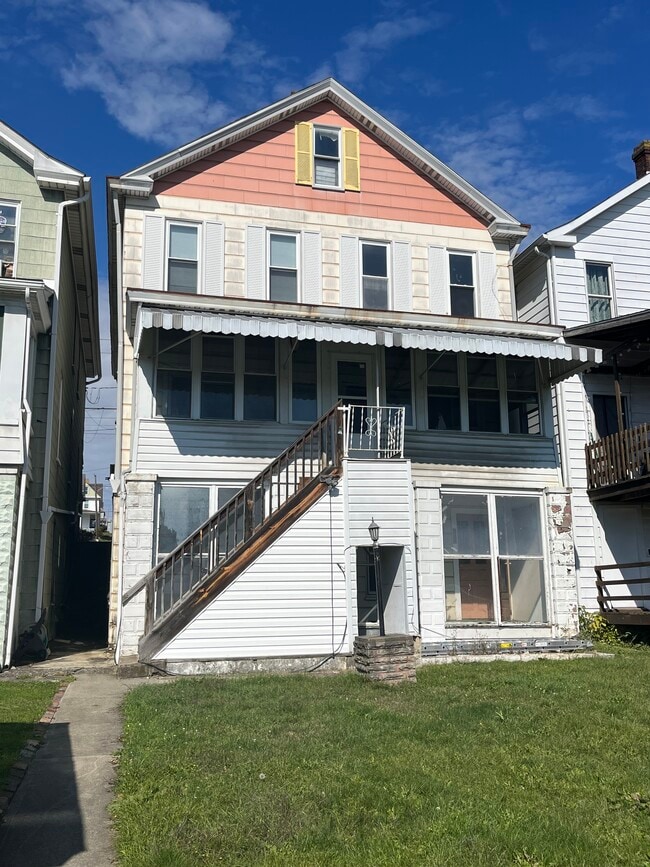 329 , 331 South Broadway Ave, Unit 331 in Scottdale, PA - Foto de edificio - Building Photo