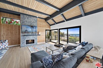 866 Coast View Dr in Laguna Beach, CA - Foto de edificio - Building Photo