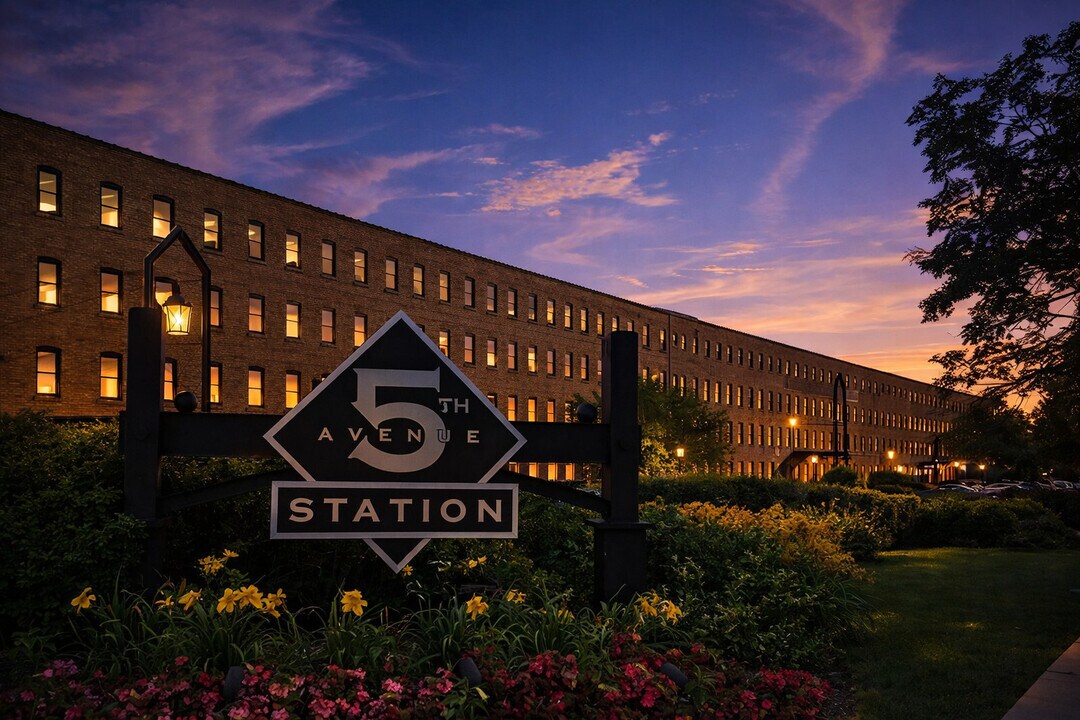 5th Avenue Station in Naperville, IL - Foto de edificio