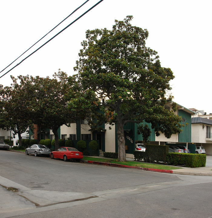 10676 Missouri Ave in Los Angeles, CA - Foto de edificio