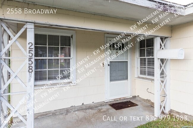 2558 Broadway in Beaumont, TX - Building Photo - Building Photo