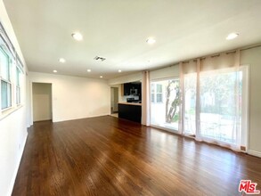 19100 Hart St in Los Angeles, CA - Foto de edificio - Building Photo