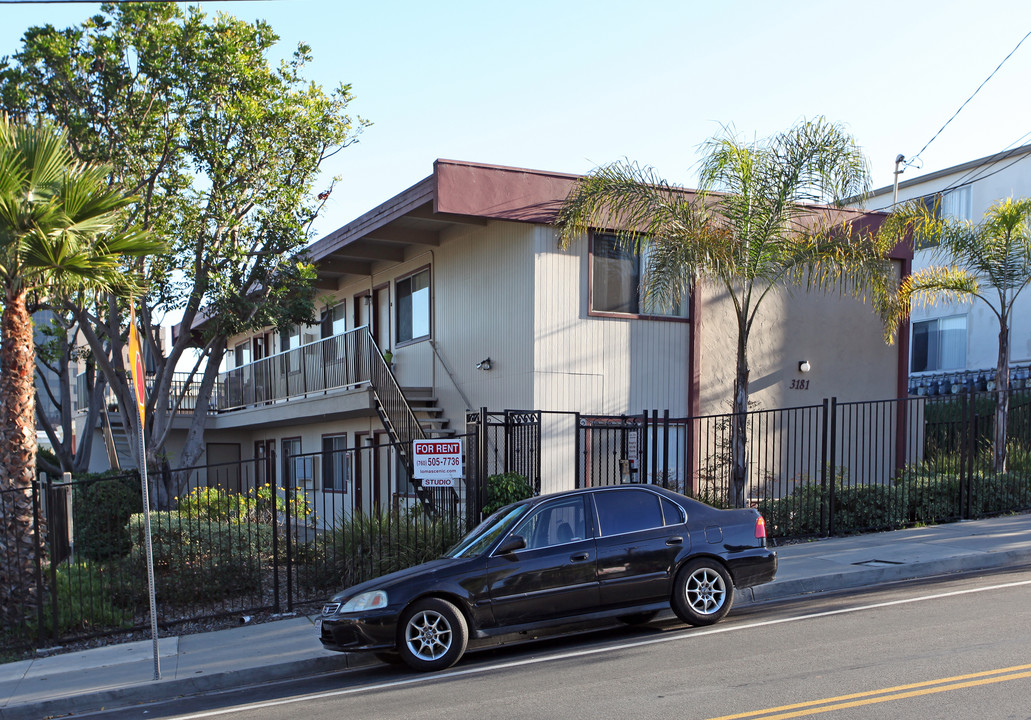 Loma Scenic Apartments in San Diego, CA - Foto de edificio