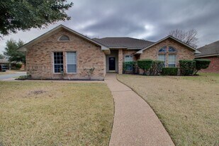 10500 Sierra W Dr in Waco, TX - Building Photo