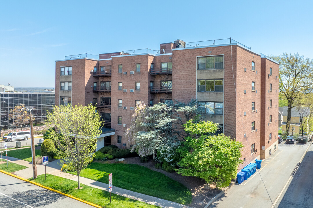 95 Orient Way in Rutherford, NJ - Building Photo