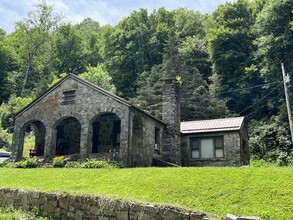 296 Middle Fork Rd in Blowing Rock, NC - Building Photo - Building Photo