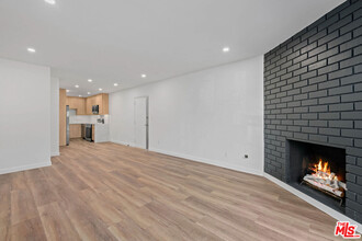 2447 Beachwood Dr in Los Angeles, CA - Building Photo - Building Photo