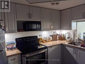 250 Webb Dr in Mississauga, ON - Building Photo - Building Photo