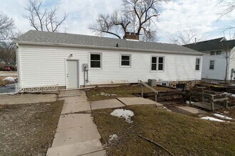 2503 Iowa St in Cedar Falls, IA - Foto de edificio - Building Photo