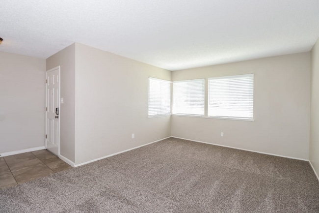 2808 Notre Dame Dr in Sacramento, CA - Foto de edificio - Building Photo