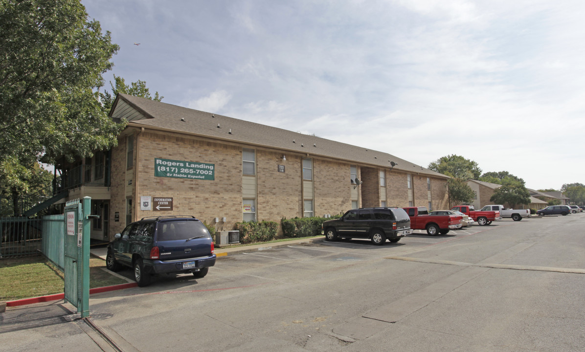 Rogers Landing in Arlington, TX - Building Photo