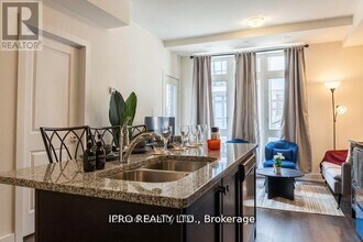 12868 Yonge St in Richmond Hill, ON - Building Photo - Building Photo