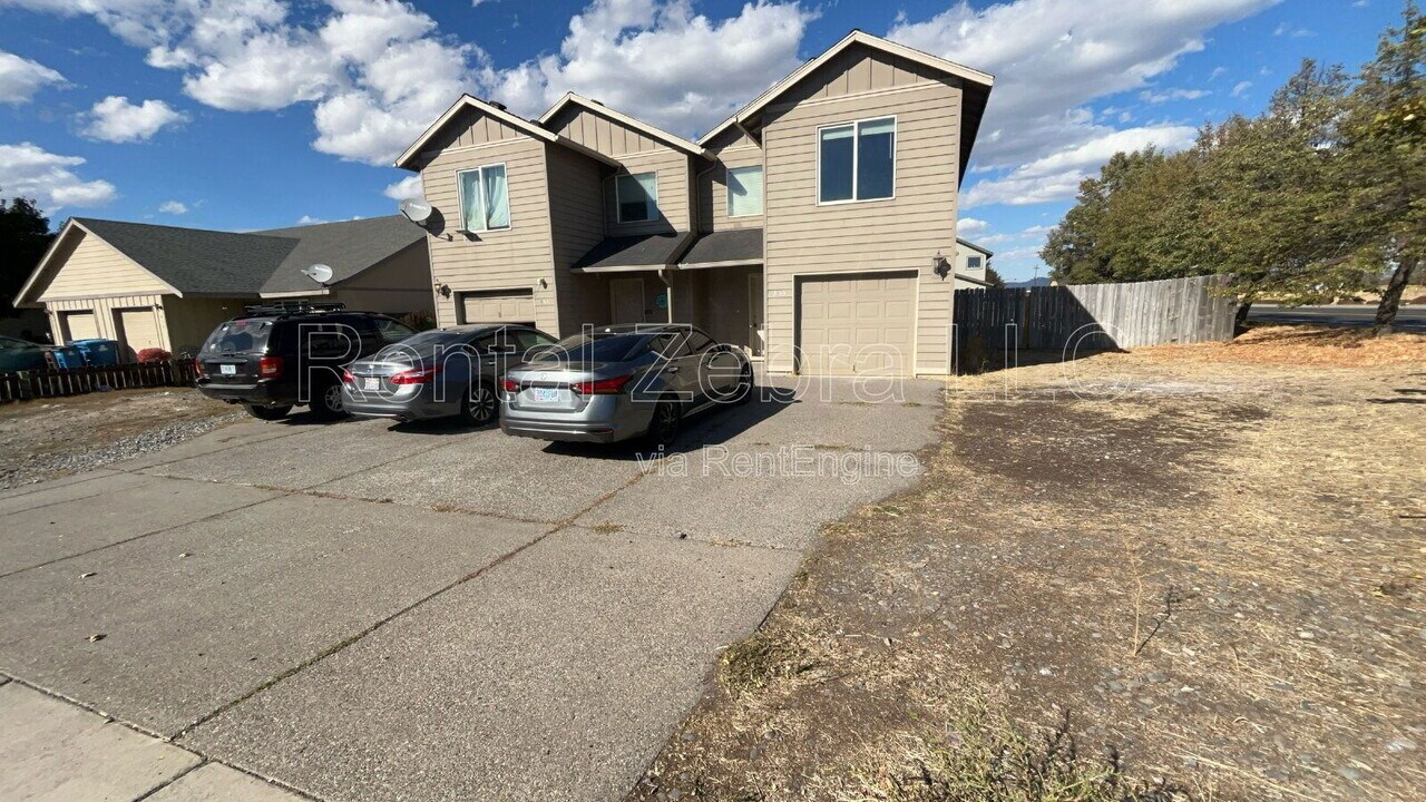 855 NE Larch Ave in Redmond, OR - Building Photo