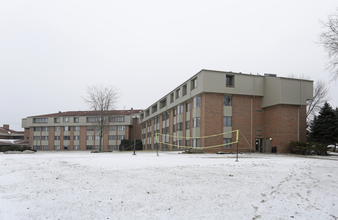 Broadmoor Apartments in Eden Prairie, MN - Building Photo