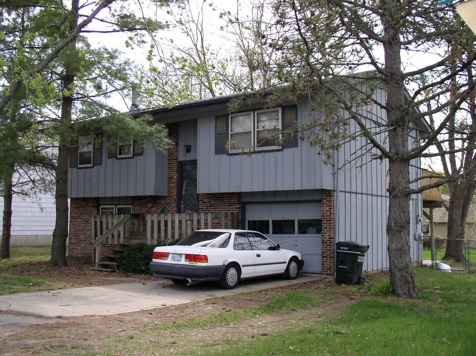 2201 Melholland Rd in Lawrence, KS - Building Photo