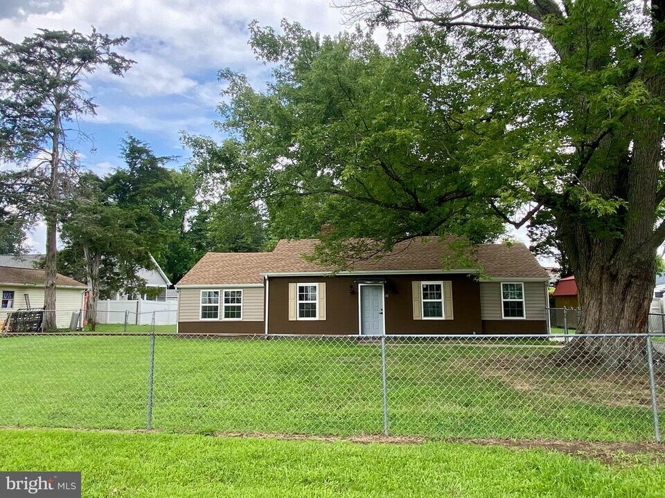 40 Monroe Dr in Colonial Beach, VA - Building Photo
