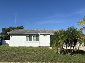 5439 Kenwood Dr in North Port, FL - Building Photo