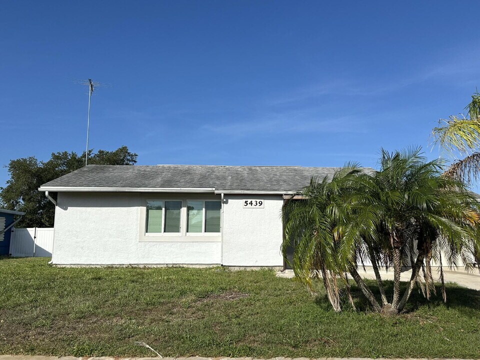 5439 Kenwood Dr in North Port, FL - Building Photo
