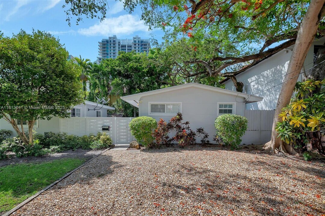 3100 Blaine St in Miami, FL - Building Photo