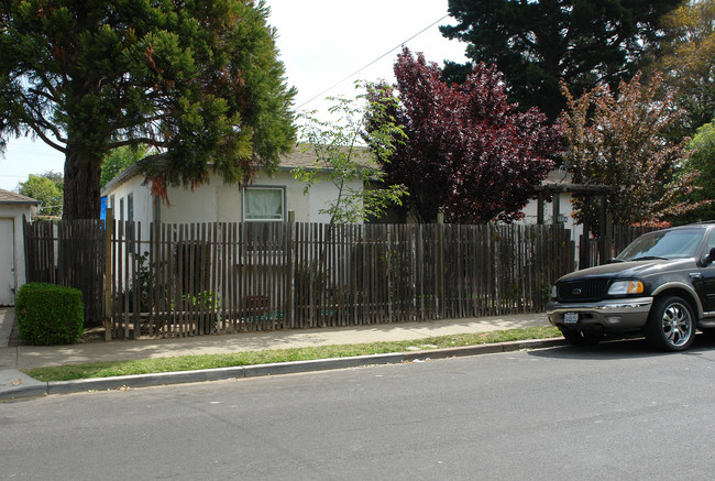 304 N Claremont St in San Mateo, CA - Foto de edificio - Building Photo