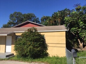 18202 NE 25th Pl in North Miami Beach, FL - Building Photo - Building Photo