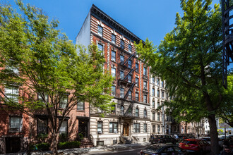 145 W Tenth St in New York, NY - Building Photo - Primary Photo