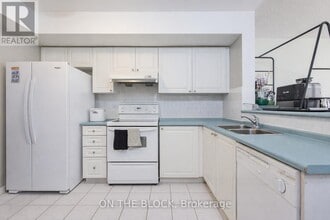 28 Sommerset Way in Toronto, ON - Building Photo - Building Photo