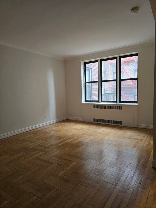 210 Martine Ave, Unit 4F in White Plains, NY - Building Photo