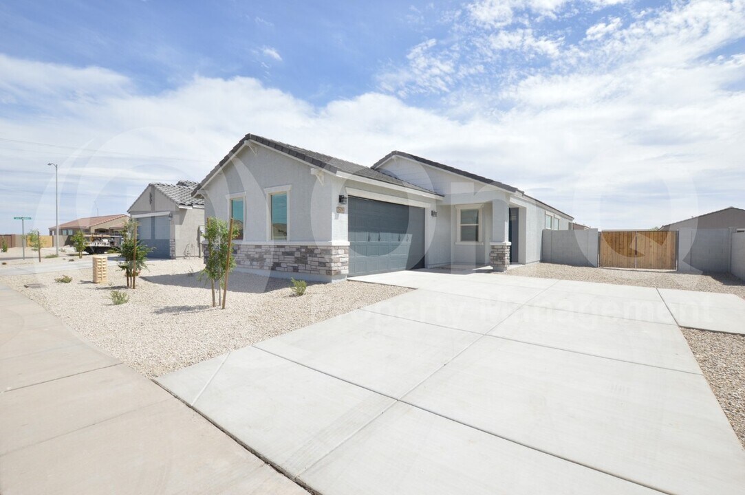 2679 E Tolosa Dr in Casa Grande, AZ - Building Photo