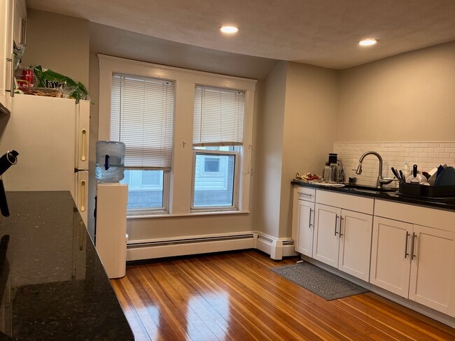 21 Victoria St, Unit 3 in Somerville, MA - Foto de edificio - Building Photo