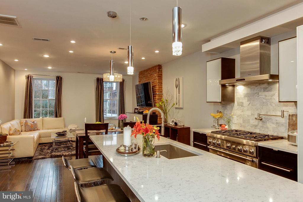 328 S 15th St-Unit -3 in Philadelphia, PA - Building Photo