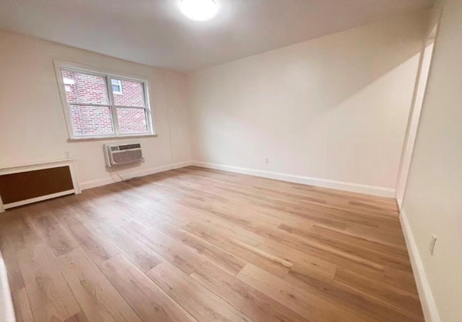 214-27 38th Ave in Queens, NY - Foto de edificio - Building Photo