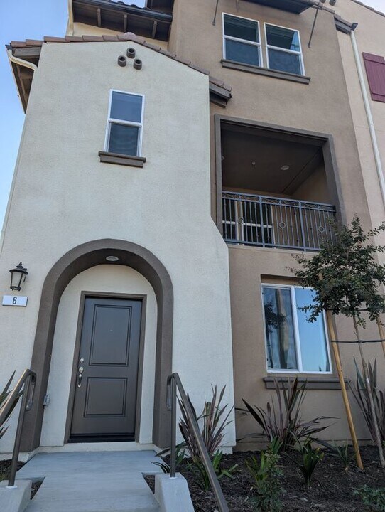 2430 E Lincoln Ave in Anaheim, CA - Building Photo
